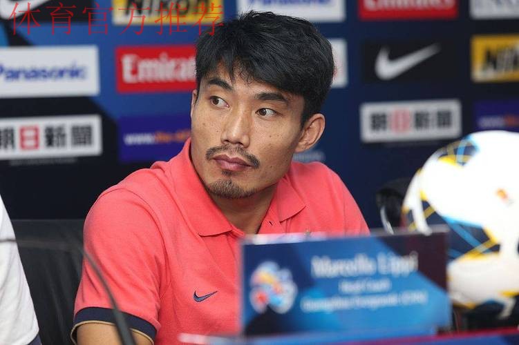 国足队员天津助力校园足球 郑智充当教练员